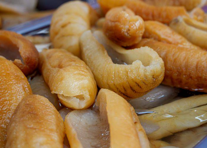 Fresh namako sea cucumbers waiting to be sold at a seafood market.